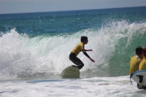 Inaki élève à l'école de surf au Porge Plage Centrale